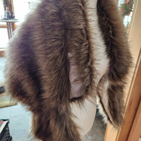 Faux fur stole/cape - Picture 3 of 5
